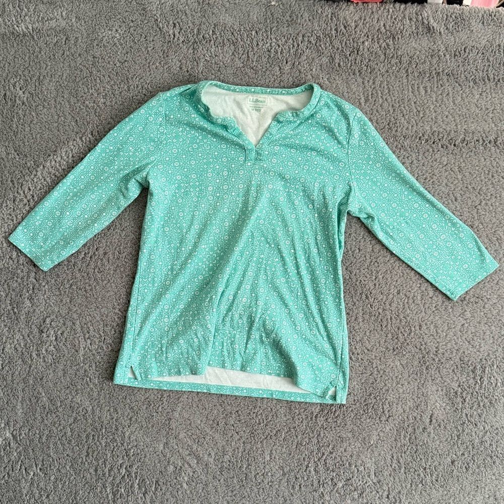 LL Bean women’s size medium‎ ￼ v-neck 3/4 sleevese abstractact shirt